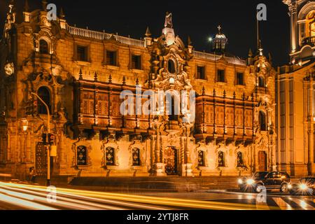 Angeiras, Portugal, 25. Juni 2023: Malerischer Küstenpier mit Warnschildern Stockfoto