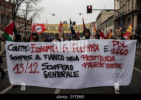 Mailand, Italien. Dezember 2024. Corteo contro la guerra e il ddl 1660Milano - Italia - Cronaca Sabato, 07 Dicembre, 2024 (Foto di Marco Ottico/Lapresse) Prozession gegen den Krieg und das Gesetz 1660 Mailand, Italien - Nachrichten Samstag, 07. Dezember 2024 (Foto: Marco Ottico/Lapresse) Credit: LaPresse/Alamy Live News Stockfoto