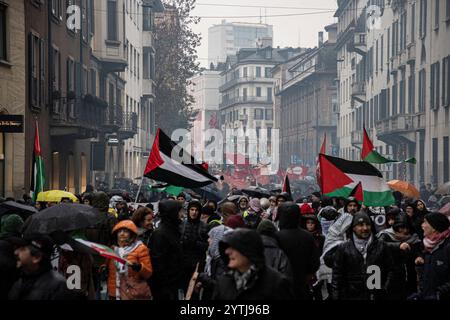 Mailand, Italien. Dezember 2024. Corteo contro la guerra e il ddl 1660Milano - Italia - Cronaca Sabato, 07 Dicembre, 2024 (Foto di Marco Ottico/Lapresse) Prozession gegen den Krieg und das Gesetz 1660 Mailand, Italien - Nachrichten Samstag, 07. Dezember 2024 (Foto: Marco Ottico/Lapresse) Credit: LaPresse/Alamy Live News Stockfoto