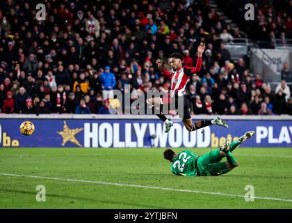 Dezember 2024; Gtech Community Stadium, Brentford, London, England; Premier League Football, Brentford gegen Newcastle United; Kevin Schade aus Brentford schlägt den Ball über Torhüter Nick Pope aus Newcastle United und erzielte in der 90. Minute das 4. Tor und schaffte es 4-2 Stockfoto