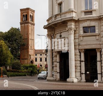 Mantova, Italien - 15. September 2024: Glockenturm auf der Piazza Martiri di Belfiore Stockfoto