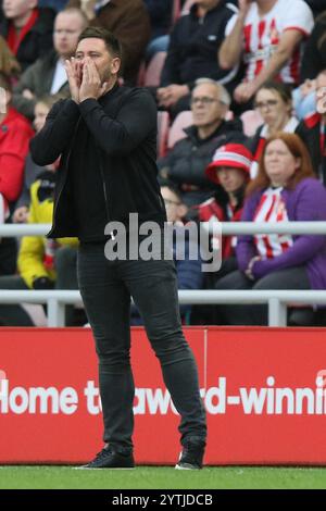 Manager von Oxford United, des Buckingham - Sunderland / Oxford United, Sky Bet Championship, Stadium of Light, Sunderland, Großbritannien - 26. Oktober 2024 nur redaktionelle Verwendung - es gelten Einschränkungen bei DataCo Stockfoto