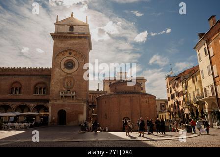 Mantova, Italien - 15. September 2024: Der Uhrturm auf der Piazza delle Erbe mit historischen Palästen und Kirche Stockfoto