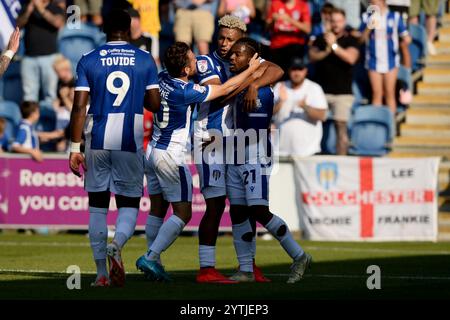 Lyle Taylor von Colchester United feiert das zweite Tor seiner Mannschaft, um die Punktzahl 2-0 zu erreichen – Colchester United gegen Tranmere Rovers, Sky Bet League Two, JobServe Community Stadium, Colchester, Großbritannien – 21. September 2024 nur redaktionelle Verwendung – DataCo-Einschränkungen gelten Stockfoto