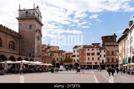 Mantova, Italien - 15. September 2024: Der Uhrturm auf der Piazza delle Erbe mit historischen Palästen und Kirche Stockfoto