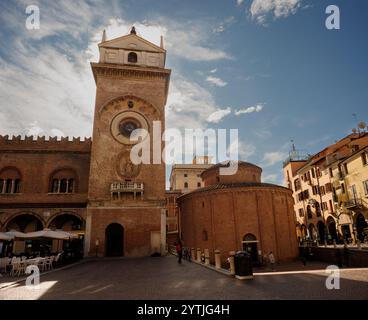 Mantova, Italien - 15. September 2024: Der Uhrturm auf der Piazza delle Erbe mit historischen Palästen und Kirche Stockfoto