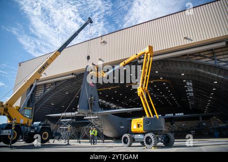 Das Wartungspersonal der US-Luftwaffe, zusammen mit japanischen Mitarbeitern der 374th Maintenance Group und der 374th Civil Engineer Squadron, bereiten sich vor Stockfoto