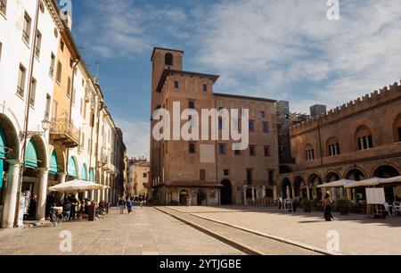 Mantova, Italien - 15. September 2024: Piazza delle Erbe mit historischen Palästen und Kirche Stockfoto