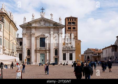 Mantova, Italien - 15. September 2024: Blick auf die Kathedrale von San Pietro Apostolo auf der Piazza Sordello in Mantova, genannt Mantua, Stockfoto