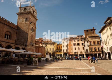 Mantova, Italien - 15. September 2024: Der Uhrturm auf der Piazza delle Erbe mit historischen Palästen und Kirche Stockfoto