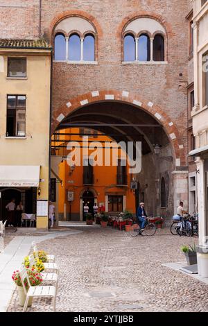 Mantova, Italien - 15. September 2024: Unterführung des Lattonai in Piazza Broletto, Mantua Stockfoto