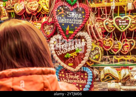 Frohe Weihnachten, Lebkuchenherzen auf dem Münchner Christkindlmarkt, Weihnachtsmarkt auf dem Marienplatz, München, Dezember 2024 Deutschland, München, Dezember 2024, Frohe Weihnachten, Lebkuchenherzen auf dem Münchner Christkindlmarkt, ein großes Lebkuchenherz kostet 12,50 Euro, außerdem gibt es es Christstollen, Marienplatz, traditioneller Weihnachtsmarkt, Samstagnachmittag, Sicherheitskonzept, Weihnachtszeit, Adventszeit, Winter, Bayern, bayerisch, *** Frohe Weihnachten, Lebkuchenherzen auf dem Münchner Weihnachtsmarkt, Weihnachtsmarkt am Marienplatz, München, Dezember 2024 Deutschland, München, Dez Stockfoto