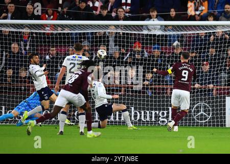 7. Dezember 2024; Tynecastle Park, Edinburgh, Schottland: Scottish Premiership Football, Heart of Midlothian versus Dundee; Lawrence Shankland von Heart of Midlothian erzielt 2-0 in der 31. Minute Stockfoto