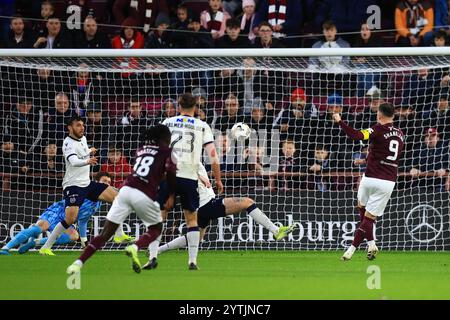 7. Dezember 2024; Tynecastle Park, Edinburgh, Schottland: Scottish Premiership Football, Heart of Midlothian versus Dundee; Lawrence Shankland von Heart of Midlothian erzielt 2-0 in der 31. Minute Stockfoto