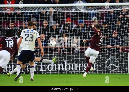 7. Dezember 2024; Tynecastle Park, Edinburgh, Schottland: Scottish Premiership Football, Heart of Midlothian versus Dundee; Lawrence Shankland von Heart of Midlothian erzielt 2-0 in der 31. Minute Stockfoto