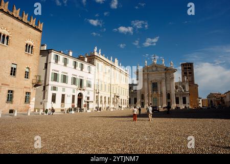 Mantova, Italien - 15. September 2024: Blick auf die Piazza Sordello in Mantua, genannt Mantua, auf dem Hintergrund der Kathedrale San Pietro Apostolo Stockfoto