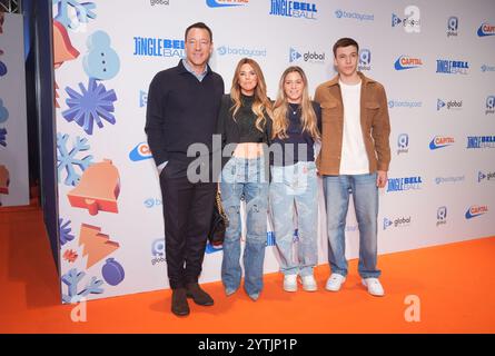 Der ehemalige Chelsea-Fußballspieler John Terry mit seiner Frau Toni und den Kindern Summer Rose und Georgie John am ersten Tag des Jingle Bell Ball mit Barclaycard in der Londoner O2 Arena. Bilddatum: Samstag, 7. Dezember 2024. Stockfoto