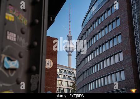 09.11.2024, Berlin, Deutschland, Europa - Blick vom S-Bahnhof Hackescher Markt im Bezirk Mitte auf den Berliner Fernsehturm am Alexanderplatz. *** 09 11 2024, Berlin, Deutschland, Europa Blick vom S-Bahnhof Hackescher Markt im Bezirk Mitte zum Berliner Fernsehturm am Alexanderplatz Stockfoto