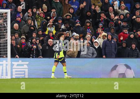 London, Großbritannien. Dezember 2024. Manchester City Verteidiger Rico Lewis (82) geht an Fans vorbei, nachdem er am 7. Dezember 2024 während des Spiels Crystal Palace FC gegen Manchester City FC English Premier League im Selhurst Park, London, England, Großbritannien abgeschickt wurde. Credit: Every Second Media/Alamy Live News Stockfoto