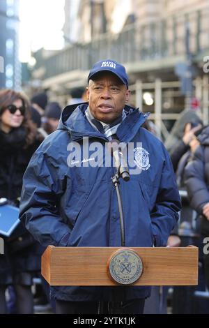 New York, New York, USA. Dezember 2024. Bürgermeister ERIC ADAMS hält am Freitag während einer Flaggenzeremonie zur Feier des Libanon im Bowling Green Park in Manhattan eine Rede. Die Veranstaltung hob die kulturellen Beiträge der libanesischen Gemeinschaft zu New York City hervor. (Kreditbild: © Luiz Rampelotto/ZUMA Press Wire) NUR REDAKTIONELLE VERWENDUNG! Nicht für kommerzielle ZWECKE! Stockfoto