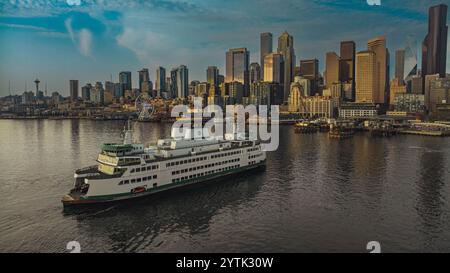 JULI 2024, SEATTLE, WA. - Seattle Ferry Terminal zeigt Seattle Ferry &. Skyline von Seattle bei Sonnenuntergang Stockfoto