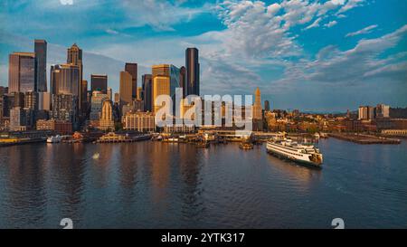 JULI 2024, SEATTLE, WA. - Seattle Ferry Terminal zeigt Seattle Ferry &. Skyline von Seattle bei Sonnenuntergang Stockfoto