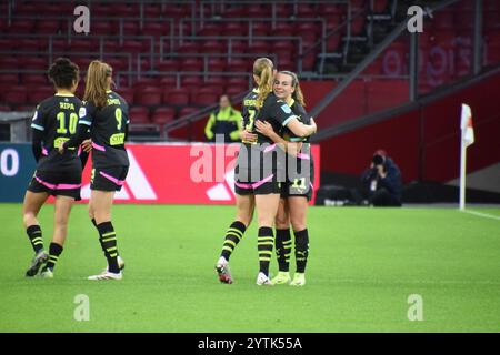 Amsterdam, Niederlande. Dezember 2024. Johan Cruijff Arena, 07. Dezember 2024 Spieler von PSV und Renate Jansen (11 PSV) feiern 0-2 während des Azerion Vrouwen Eredivisie Spiels zwischen Ajax und PSV Vrouwen in der Amsterdam Arena, Niederlande. (Arne van der Ben/SPP) Credit: SPP Sport Press Photo. /Alamy Live News Stockfoto