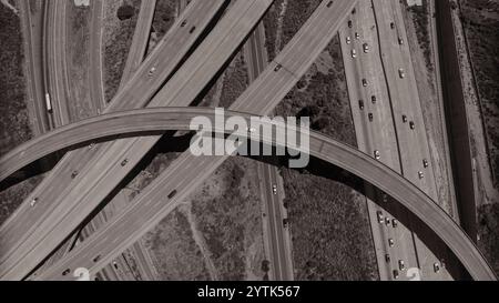 JULI 2024, SANTA CLARITA, CA - Luftaufnahme der Interstate 5 und des State Highway 14 - Konvergenz der Autobahnen Stockfoto