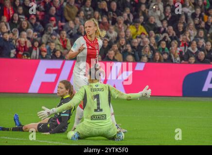 Amsterdam, Niederlande. Dezember 2024. Johan Cruijff Arena, 07. Dezember 2024 Torhüter Nicky Evrard (1 PSV) verteidigte sich während des Azerion Vrouwen Eredivisie Spiels zwischen Ajax und PSV Vrouwen in der Amsterdam Arena, Niederlande. (Arne van der Ben/SPP) Credit: SPP Sport Press Photo. /Alamy Live News Stockfoto