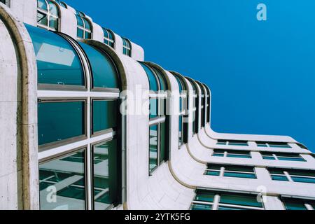 Wellige Fassade vor blauem Himmel Stockfoto