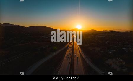 SEPTEMBER 2024, MALIBU, Ventura FREEWAY, LA, CA. - Drohnenblick auf den Flug in Richtung Camarillo bei Sonnenuntergang von 101 Stockfoto