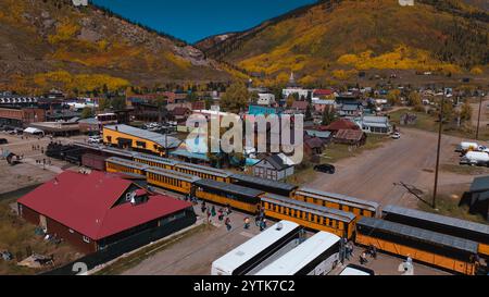 SEPTEMBER 2024, SILVERTON-DURANGO – Durango-Silverton Narrow Gage Railroad in Herbstfarbe verbindet Silverton mit Durango, einem Touristenzug Stockfoto