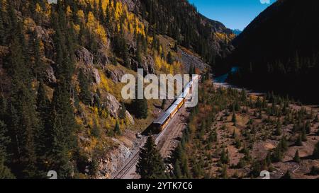 SEPTEMBER 2024, SILVERTON-DURANGO – Durango-Silverton Narrow Gage Railroad in Herbstfarbe verbindet Silverton mit Durango, einem Touristenzug Stockfoto