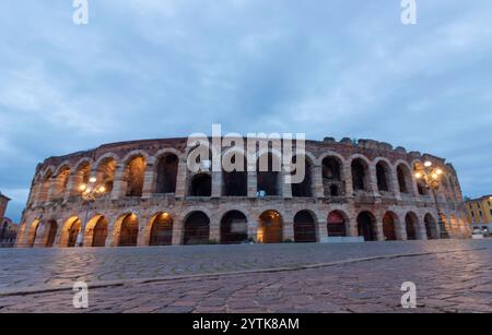VERONA, ITALIEN - 25. OKTOBER 2023: Die Verona Arena, ein römisches Amphitheater auf der Piazza Bra in Verona, Veneto, Italien während der Stunde der Dämmerung Stockfoto