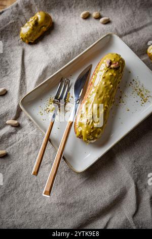 Glasierte Mini-Eclairs mit Pistaziengeschmack Stockfoto