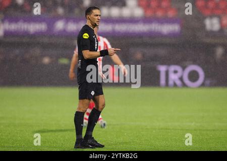 Rotterdam, Niederlande. Dezember 2024. ROTTERDAM, NIEDERLANDE - 7. DEZEMBER: Schiedsrichter Serdar Gozubuyuk gibt während des niederländischen Eredivisie-Spiels zwischen Sparta Rotterdam und NAC Breda im Sparta-stadion Het Kasteel am 7. Dezember 2024 in Rotterdam, Niederlande. (Foto von Hans van der Valk/Orange Pictures) Credit: Orange Pics BV/Alamy Live News Stockfoto