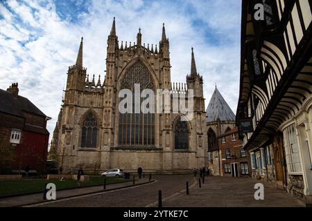 Atemberaubender Blick auf York Minster vom College Green mit komplizierter Architektur unter teilweise bewölktem Himmel in der historischen Stadt York Nov 2024 Stockfoto