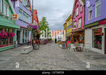 STAVANGER, NORWEGEN - 14. JULI 2014: Malerische Holzhäuser in der Altstadt von Stavanger, Norwegen Stockfoto