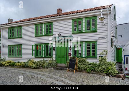 STAVANGER, NORWEGEN - 14. JULI 2014: Malerische Holzhäuser in der Altstadt von Stavanger, Norwegen Stockfoto