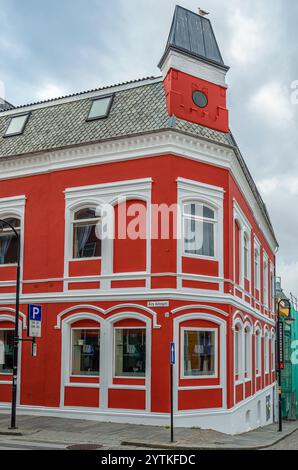 STAVANGER, NORWEGEN - 14. JULI 2014: Malerische Holzhäuser in der Altstadt von Stavanger, Norwegen Stockfoto