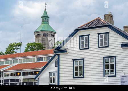 STAVANGER, NORWEGEN - 14. JULI 2014: Malerische Holzhäuser in der Altstadt von Stavanger, Norwegen Stockfoto