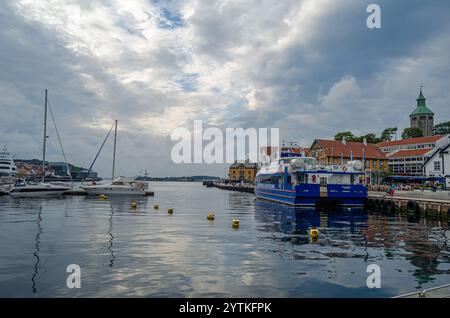 STAVANGER, NORWEGEN - 14. JULI 2014: Blick auf den Hafen von Stavanger, Norwegen Stockfoto