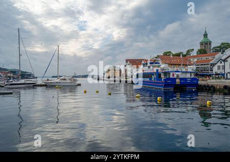 STAVANGER, NORWEGEN - 14. JULI 2014: Blick auf den Hafen von Stavanger, Norwegen Stockfoto