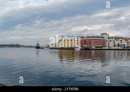 STAVANGER, NORWEGEN - 14. JULI 2014: Blick auf den Hafen von Stavanger, Norwegen Stockfoto