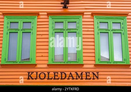 STAVANGER, NORWEGEN - 14. JULI 2014: Fassade des Kjoledamen-Geschäfts in Stavanger, Norwegen Stockfoto