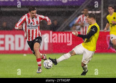 Rotterdam, Niederlande. Dezember 2024. ROTTERDAM, NIEDERLANDE - 7. DEZEMBER: Camiel Neghli von Sparta Rotterdam wird von Boyd Lucassen vom NAC Breda während des niederländischen Eredivisie-Spiels zwischen Sparta Rotterdam und NAC Breda im Sparta-stadion Het Kasteel am 7. Dezember 2024 in Rotterdam, Niederlande, herausgefordert. (Foto von Hans van der Valk/Orange Pictures) Credit: Orange Pics BV/Alamy Live News Stockfoto