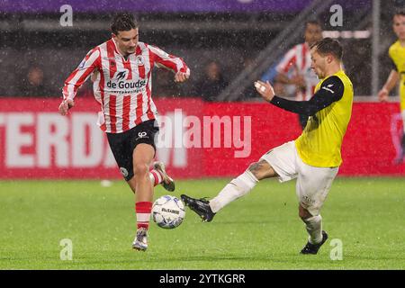 Rotterdam, Niederlande. Dezember 2024. ROTTERDAM, NIEDERLANDE - 7. DEZEMBER: Camiel Neghli von Sparta Rotterdam wird von Boyd Lucassen vom NAC Breda während des niederländischen Eredivisie-Spiels zwischen Sparta Rotterdam und NAC Breda im Sparta-stadion Het Kasteel am 7. Dezember 2024 in Rotterdam, Niederlande, herausgefordert. (Foto von Hans van der Valk/Orange Pictures) Credit: Orange Pics BV/Alamy Live News Stockfoto