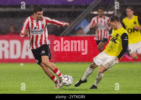 Rotterdam, Niederlande. Dezember 2024. ROTTERDAM, NIEDERLANDE - 7. DEZEMBER: Camiel Neghli von Sparta Rotterdam wird von Boyd Lucassen vom NAC Breda während des niederländischen Eredivisie-Spiels zwischen Sparta Rotterdam und NAC Breda im Sparta-stadion Het Kasteel am 7. Dezember 2024 in Rotterdam, Niederlande, herausgefordert. (Foto von Hans van der Valk/Orange Pictures) Credit: Orange Pics BV/Alamy Live News Stockfoto