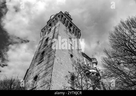 La Specola ist ein Turm aus dem 14. Jahrhundert, früher Teil einer mittelalterlichen Burg und wurde 1767 in ein astronomisches Observatorium in Padua, Italien, umgewandelt. Stockfoto