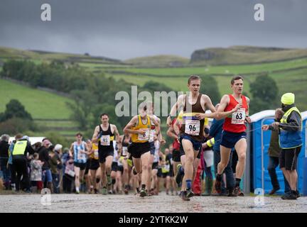 Läufer des Kilnsey Crag Fell Rennens, das bei der Kilnsey Show im Yorkshire Dales National Park, Großbritannien, ausgetragen wurde. Stockfoto